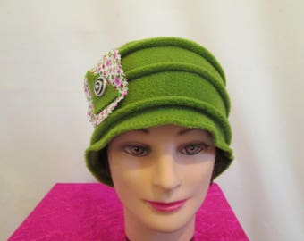 Bonnet chimio, toque en polaire verte avec une broche fleur en bois