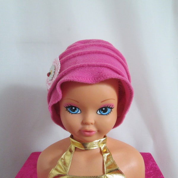 Bonnet, toque, turban chimio fille en polaire fuchsia avec une broche marguerite