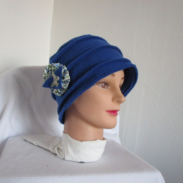 Bonnet chimio, toque en polaire bleu vif avec une broche bleue et un papillon en métal argenté