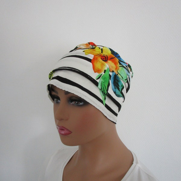 Bonnet chimio, toque, turban, foulard femme en jersey de couleur blanche rayée de noire avec des fleurs multicolore