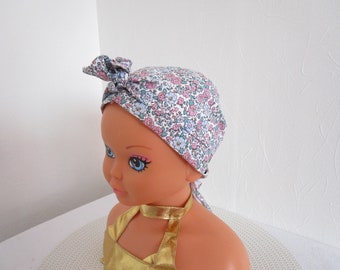 Foulard, turban chimio enfant de couleur blanche avec des fleurs bleues et roses