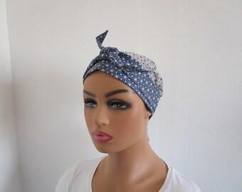 Foulard, turban femme chimio de couleur bleue et blanche à fleurs géométriques