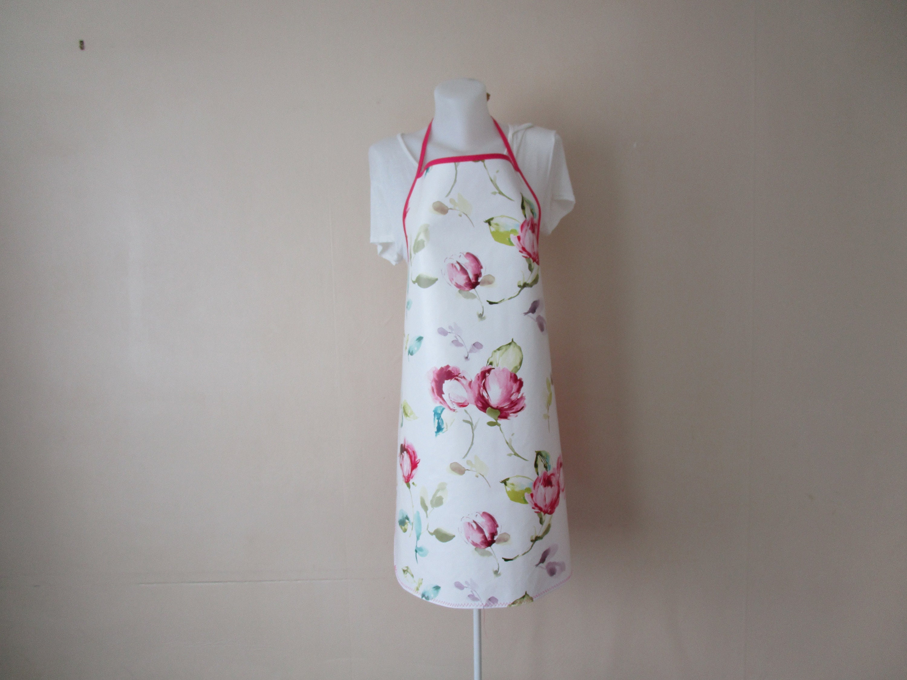 Tablier Femme en Toile Cirée Blanche avec Des Pivoines Fuchsia et Rose