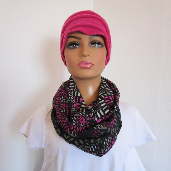 Echarpe, snood de couleur noire, grise et fuchsia