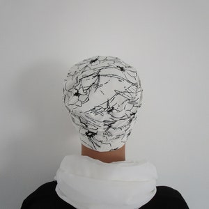 Bonnet rétro chimio, toque, turban, foulard femme en jersey de couleur blanche avec fleurs noires image 4