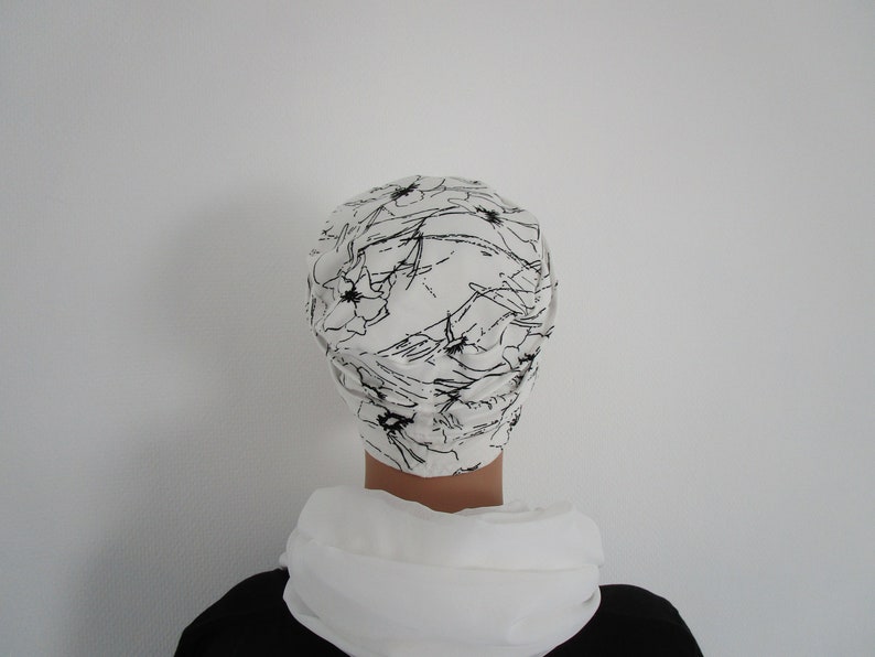 Bonnet rétro chimio, toque, turban, foulard femme en jersey de couleur blanche avec fleurs noires image 4
