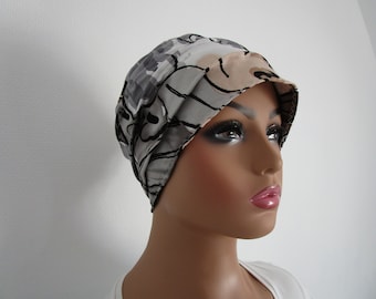 Bonnet rétro, turban  chimio en jersey de coton marron, noir, beige, blanc et gris motif fleuri