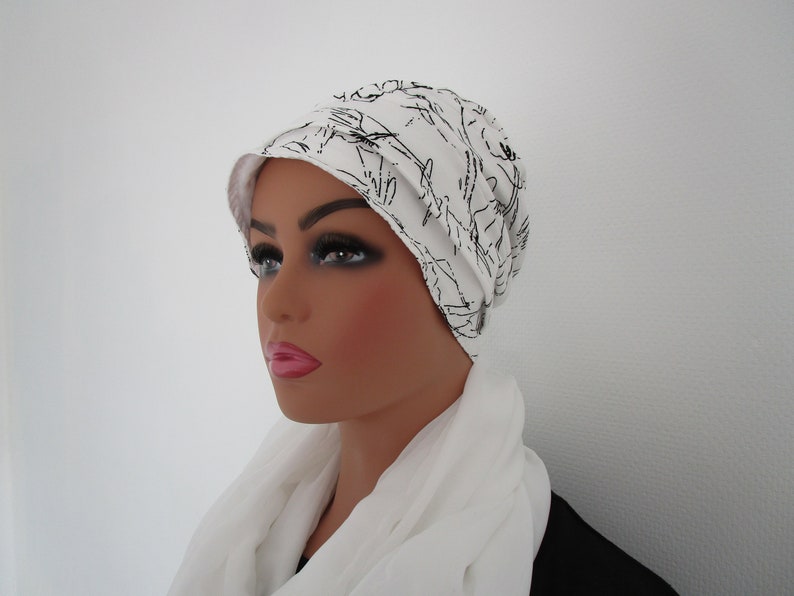 Bonnet rétro chimio, toque, turban, foulard femme en jersey de couleur blanche avec fleurs noires image 1