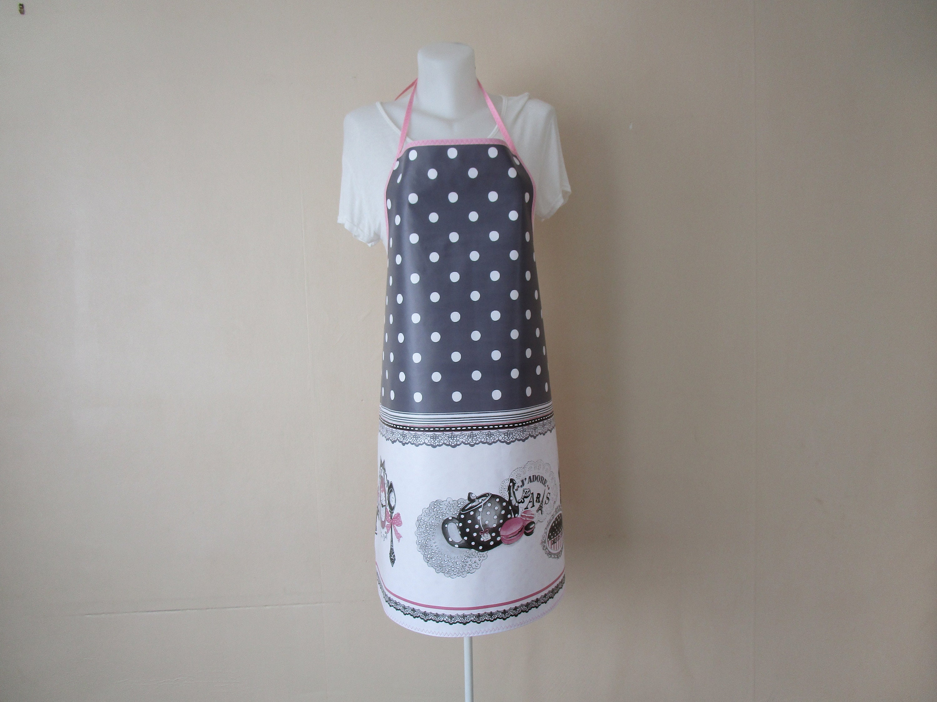 Tablier Femme en Toile Cirée Blanche, Rose et Grise avec Des Motif Vintage