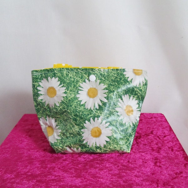 Mini sac  cabas  en toile cirée verte avec des marguerites blanches