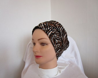 Bonnet femme  chimio, toque, turban en jersey marron, noir et beige motif zèbre