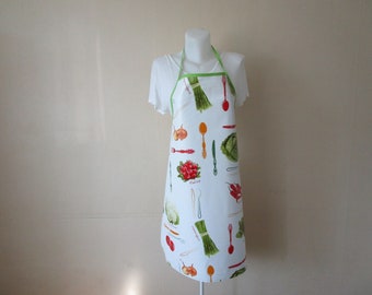 Tablier femme en toile cirée blanche avec des légumes et des couverts multicolore