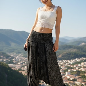 Pikalda-Zwarte Rayon Harembroek met Verlaagd Kruis: Comfortabele Boho Mandala Geometrische Festivalbroek HP258