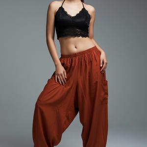 Pikalda-Enfärgade Bränt Orange Rayon Harembyxor: Bekväma Boho Aladdinbyxor för Dam SRNC