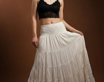 Falda larga de algodón blanca Pikalda con cintura fruncida, estilo bohemio cómodo y escalonado TCS2