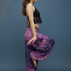 Pantalon harem Pikalda rose et violet en rayonne : imprimé mandala, style bohème confortable, idéal pour le yoga et les festivals (TS218)