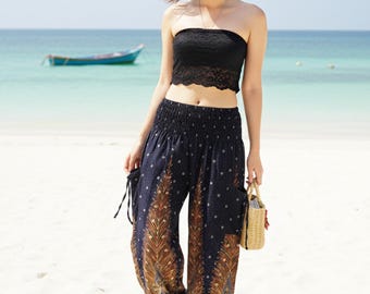 Pantalones harem de rayón Pikalda: Pantalones cómodos estilo boho tailandés con estampado de plumas de pavo real negras TS27
