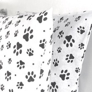 Funda de almohada de cojín en blanco y negro, cojín con huellas de patas, tema animal lindo, tema perro gato, regalo amante de los animales, 45x45, regalo para ella