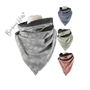 Puede incluir: Una bufanda infinita gris con un patrón floral blanco. La bufanda es reversible y tiene un ribete negro. La bufanda se muestra en tres colores diferentes: gris, verde y rosa.