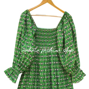 natur grünes Blumen gedrucktes Sommer Strand abgestuftes Maxikleid - quadratischer Ausschnitt mit gesmoktem langem Maxikleid - langes Maxikleid mit Rüschenärmeln