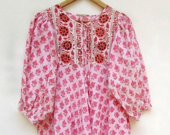 rose belle robe maxi longue en coton imprimé botty - Décolleté Henley avec cravates en coton maxi robe - 3/4ème manche avec boutons robe d’été
