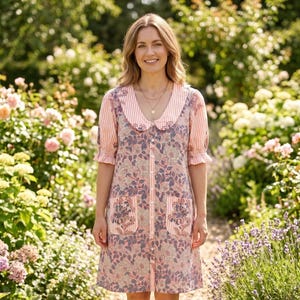 Peut inclure: Une tasse en céramique blanche avec une anse noire et le texte "But First, Coffee" en gras noir. La tasse est posée sur une surface en bois. La tasse mesure environ 10 cm de haut.