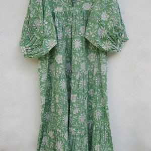 Robe longue longue en coton vert à imprimé floral robe longue à décolleté en V robe longue à manches 3/4 et boutons image 5
