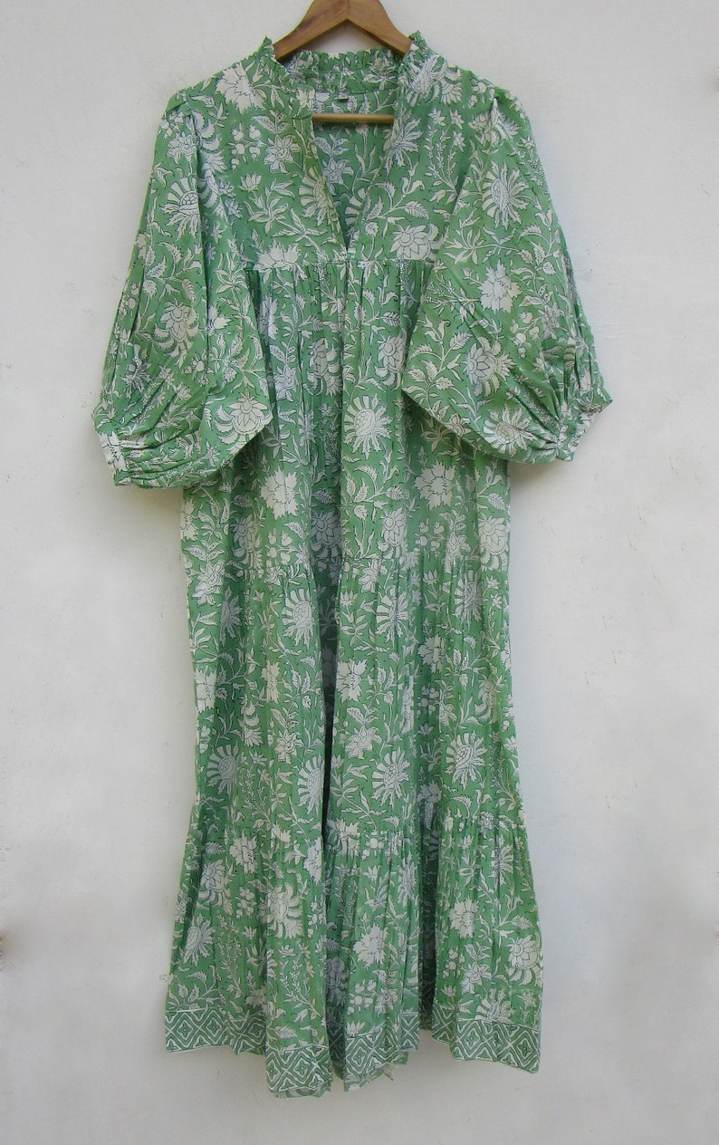 Robe longue longue en coton vert à imprimé floral robe longue à décolleté en V robe longue à manches 3/4 et boutons image 5