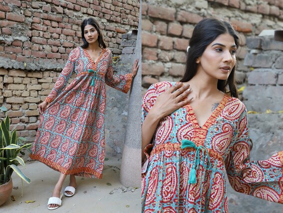 Robe maxi longue en coton imprim paisley bleu rouge d collet en