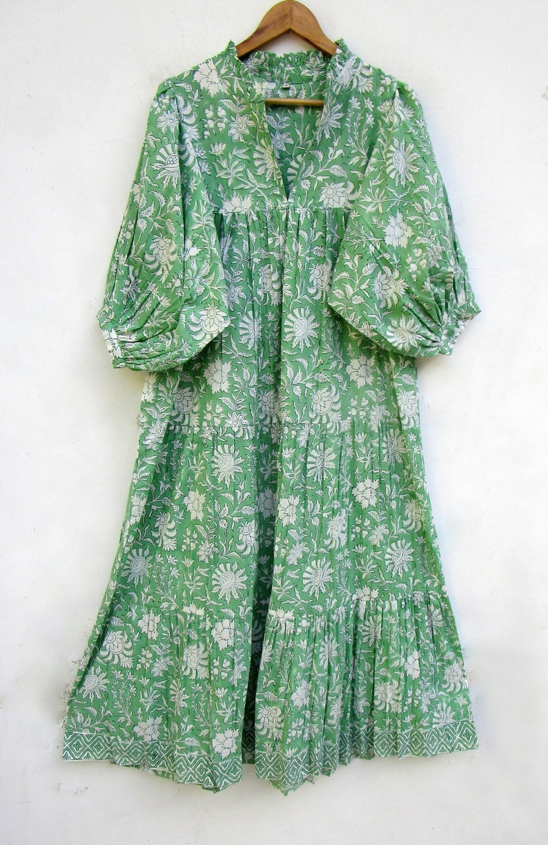 Robe longue longue en coton vert à imprimé floral robe longue à décolleté en V robe longue à manches 3/4 et boutons image 1