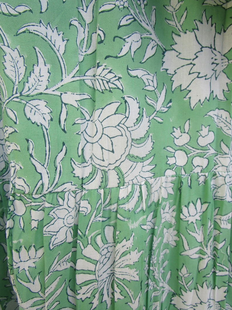 Robe longue longue en coton vert à imprimé floral robe longue à décolleté en V robe longue à manches 3/4 et boutons image 4
