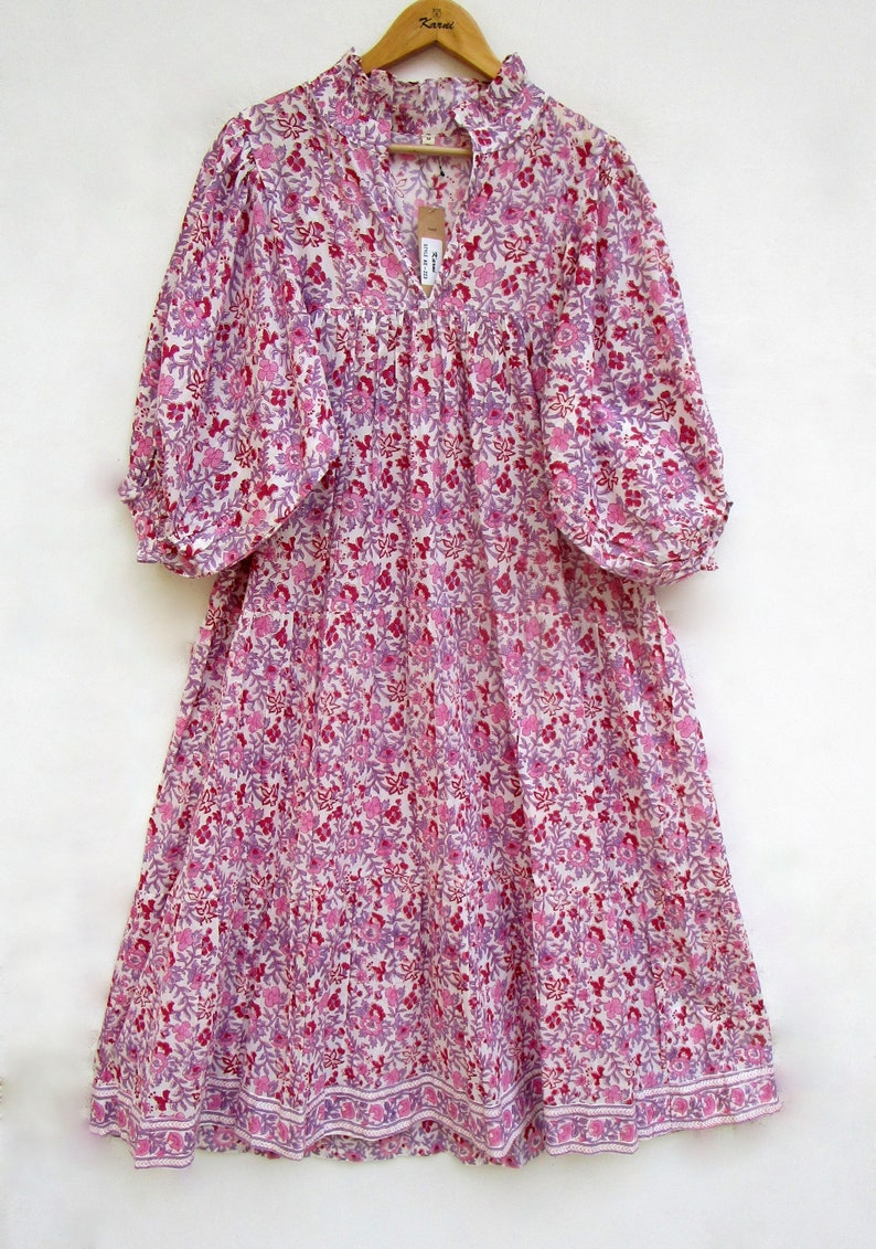Robe longue en coton à imprimé fleuri et couleurs mélangées Robe longue en coton à décolleté en V Robe longue à manches 3/4 et bouton image 1