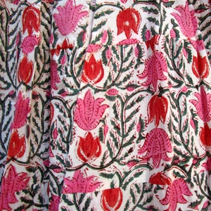 Puede incluir: Tela blanca con estampado floral rosa y verde. Las flores son estilizadas y tienen un dise&ntilde;o tradicional indio.