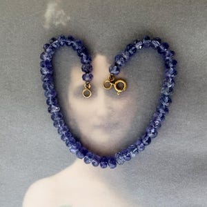 Pulseira vintage de contas de iolita com fecho em ouro 18k, pulseira com gema facetada azul-violeta, joia delicada para usar em conjunto com outras pulseiras.