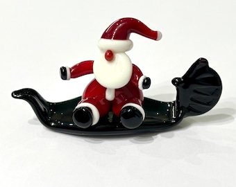 Babbo Natale seduto in gondola. In vetro di Murano lavorato a lume.