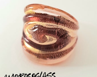 Anello VORTICE a fascia larga base rosa trasparente con foglia oro24kt e vortice ametista trasparente,in vetro di Murano lavorato a lume.