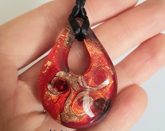 Pendente GOCCIA in vetro di Murano lavorato a lume con foglia Oro 24kt, vortici di avventurina e venature rosso trasparente, fondo rosso.