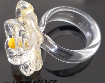 Anello BEATRICE in vetro di Murano a forma di fiore con foglia oro 24kt e puntino centrale colore giallo in pasta.