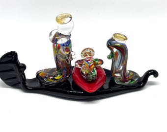 Presepe con murrine e foglia oro in gondola. In vetro di Murano lavorato a lume.