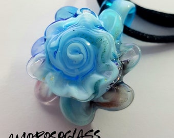 DALIA - colore celeste/blu in vetro di Murano lavorato a lume.