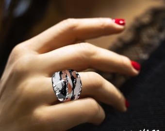 Band ring with silver leaf, aventurine and black and white glass decorations. Handcrafted: lampworked Murano glass