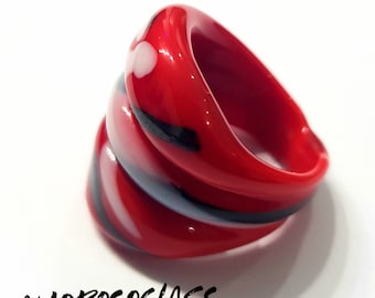 Anello EVH in vetro di Murano colore rosso con spruzzi neri e bianchi.