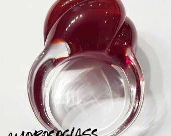 Anello BOCCIOLO in vetro di Murano colore rosso intenso trasparente con base anello in cristallo trasparente.