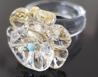 Anello BEATRICE in vetro di Murano a forma di fiore con foglia oro 24kt e puntino centrale colore celeste in pasta.