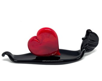 Cuore rosso pieno, su una gondola veneziana. In vetro di Murano lavorato a lume.