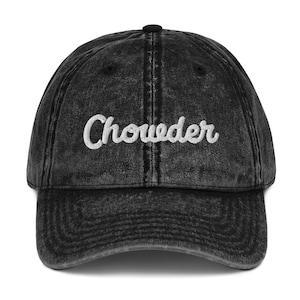 Puede incluir: Una gorra de béisbol de mezclilla vintage negra con texto bordado en blanco que dice "Chowder".