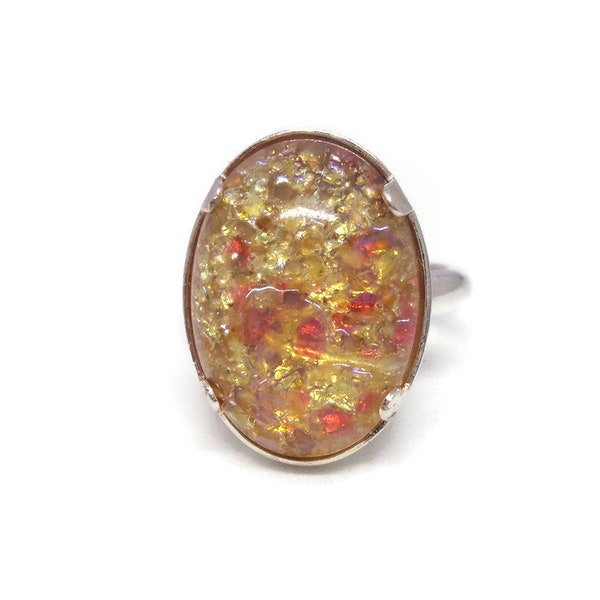 anillo de piedra dorada y roja