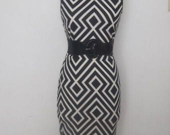 Vestido tubo con estampado gráfico y cinturón elástico ancho, largo hasta la rodilla