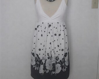 Vestido estilo túnica de punto estilo bohemio con tirantes anudados y cintura imperio con estampado de borde en blanco y negro
