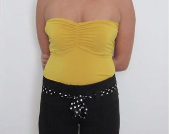 Pantalones cortos negros con ribete de lunares. Dobladillo vuelto. Cinturón para atar. Talla M. Único en su tipo.